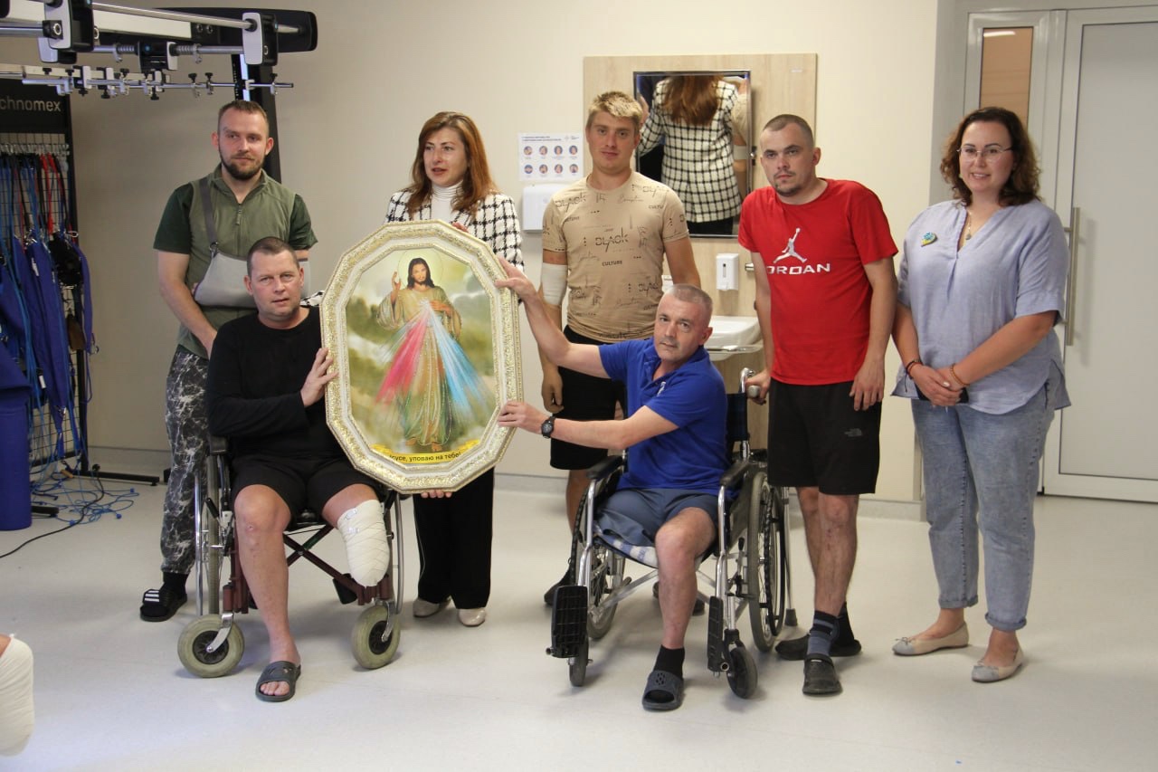 Olena Khmelnytska ta Olha Karavanska peredaiut veteranam ikonu